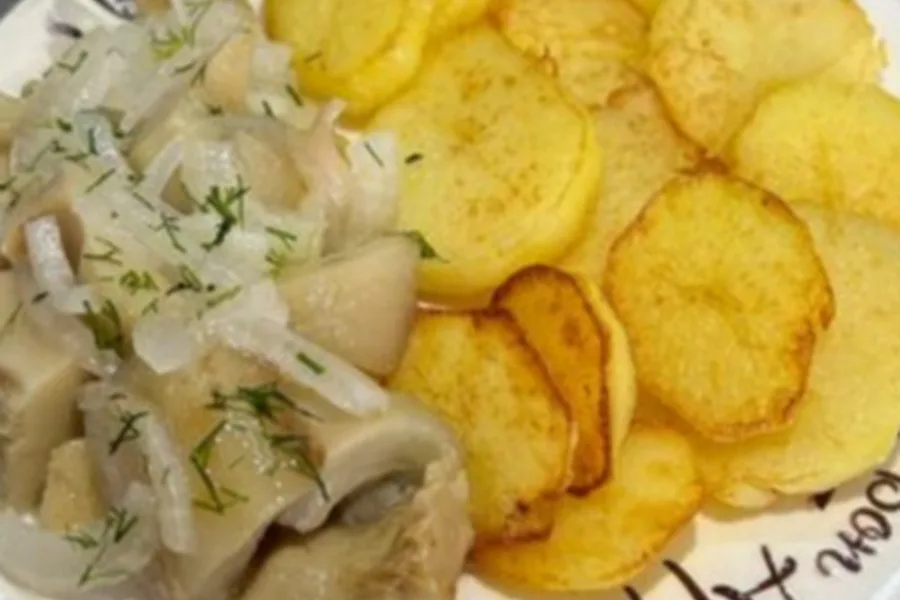 Грузди белые, соленые, хрустящие с лучком и с картофелем