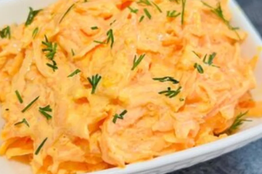 Салат из моркови с сыром, чесноком и майонезом