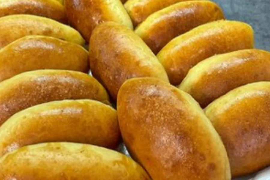 Пирожки печёные с яйцом и зелёным луком с пылу с жару