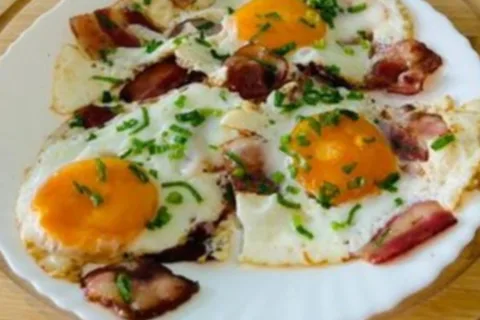 Яичница с беконом и зелёным луком с пылу с жару