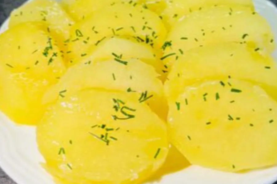 Картофель вареный с маслом и зеленью