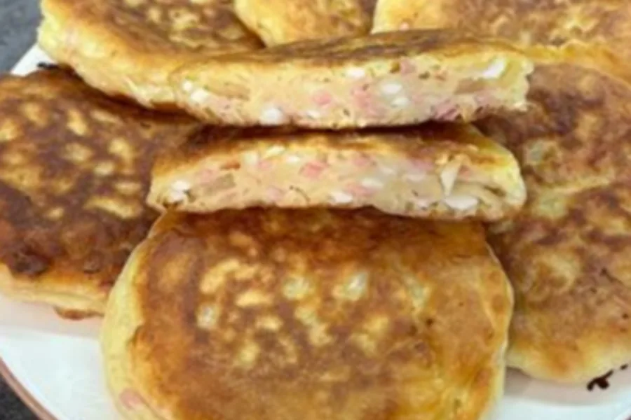 Оладьи с колбасой вареной и яйцом