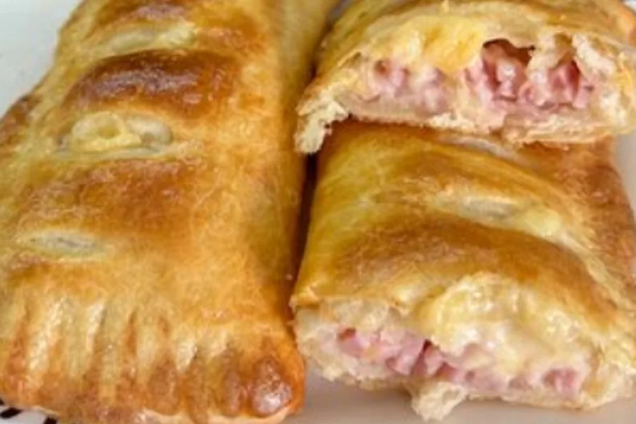 Слойка с ветчиной и сыром хрустящая с пылу с жару