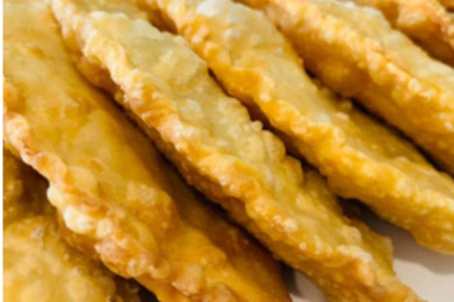 Чебурек с картошкой и сыром, хрустящий, с пылу с жару