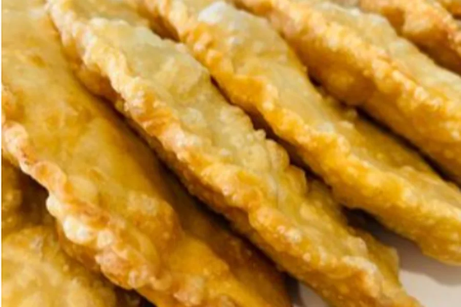Чебурек с ветчиной и сыром горячий хрустящий с пылу с жару