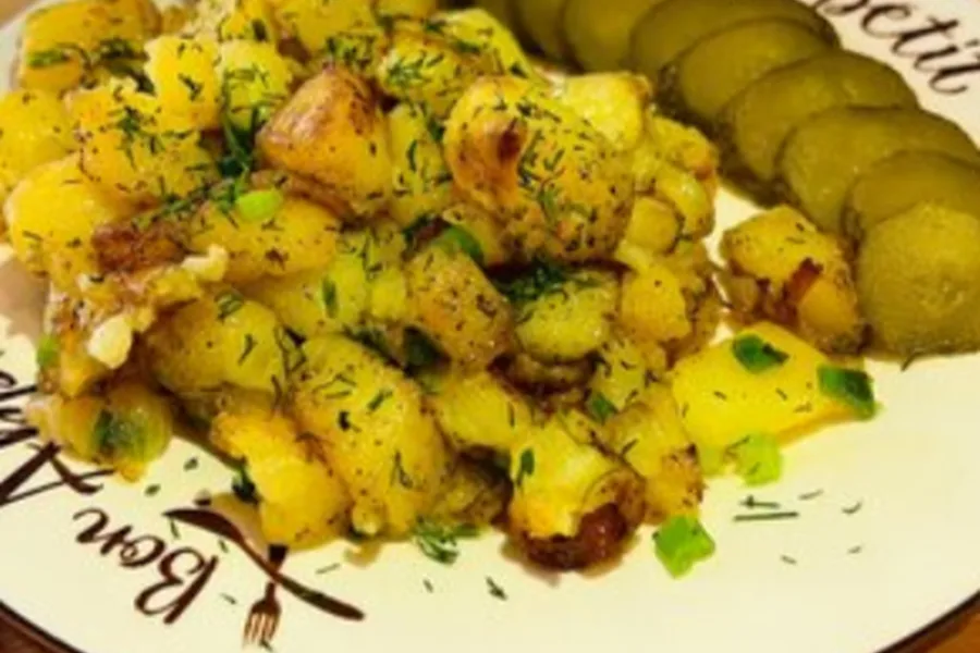 Картошечка жареная с лучком и солеными огурчиками