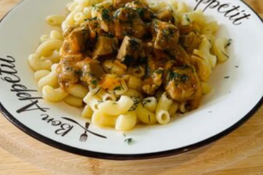 Гуляш из индейки с макаронами