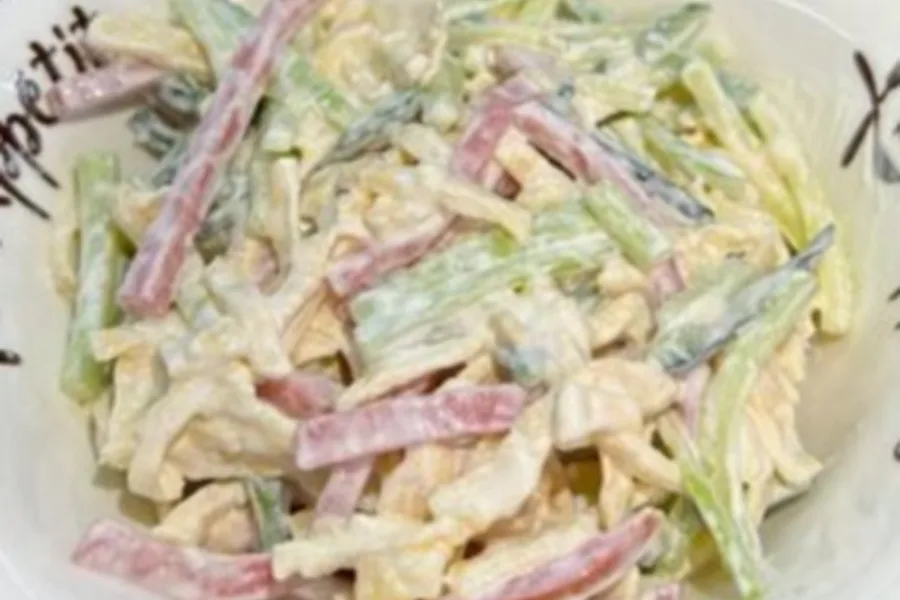 Салат блинный с копченой колбасой