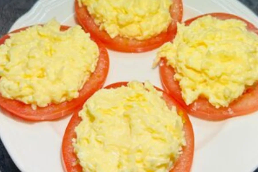 Помидоры с сыром, чесноком и майонезом