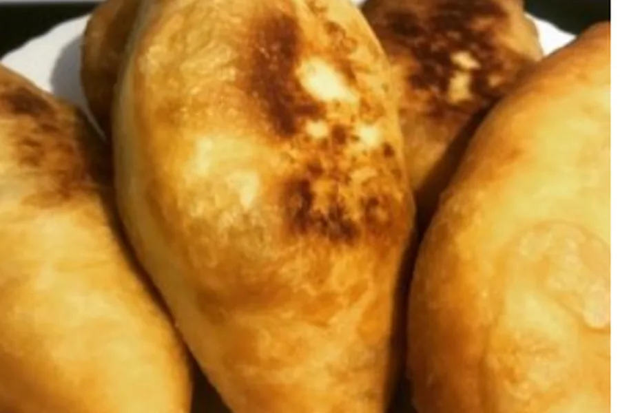 Пирожки жареные хрустящие с яйцом, рисом и зеленым луком