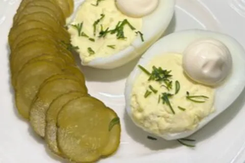Яйцо с чесночком, майонезом и огурчиком соленым