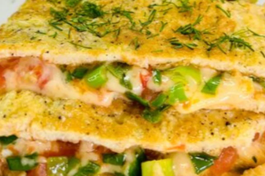 Яичный блин с помидорами, сыром и зеленым луком