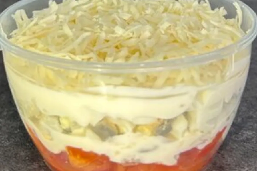 Салат с помидорами, яйцом и сыром