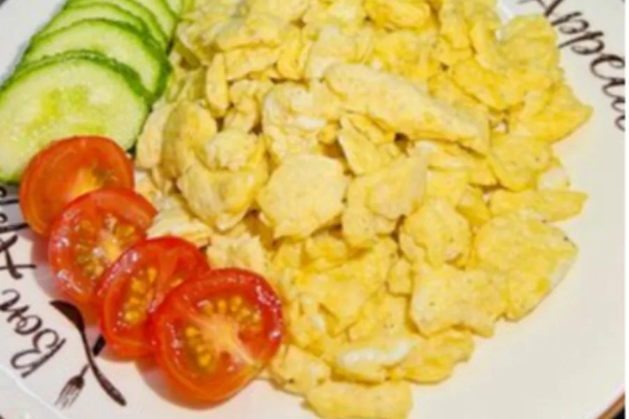 Скрэмбл с овощами свежими