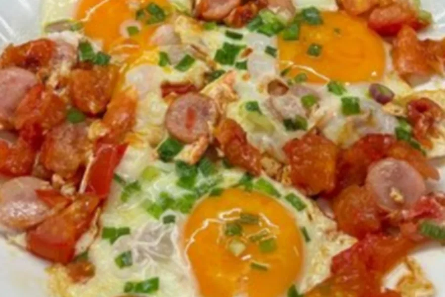 Яичница с сосиской, помидором и зеленым луком