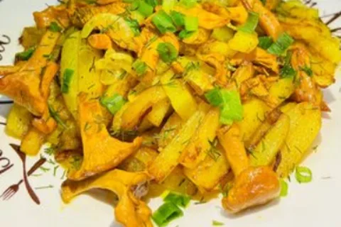 Картошечка жареная с лисичками и лучком с пылу с жару