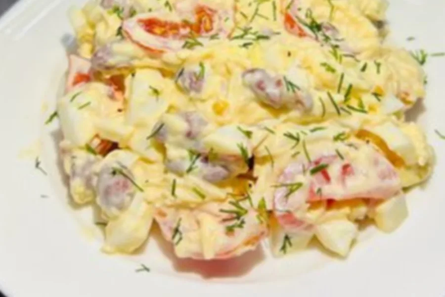 Салат сытный с фасолью, яйцом, помидорками, сыром, и чесночком