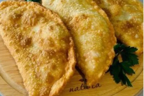 Чебурек с мясом сочный и хрустящий с пылу с жару