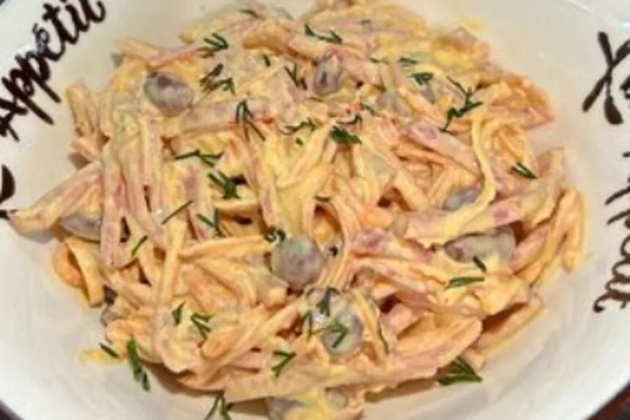 Салат с фасолью, копченой колбасой и морковью по-корейски
