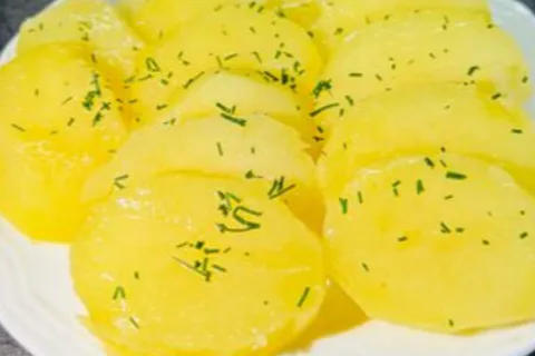 Картофель вареный с маслом и зеленью
