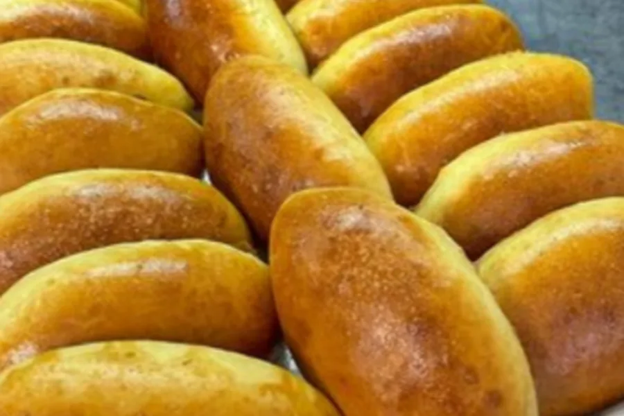 Пирожки печёные с картошкой и луком жареным с пылу с жару
